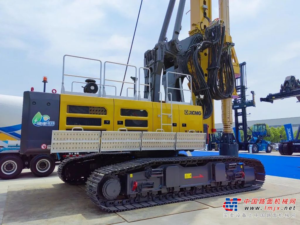 XRE268旋挖钻机广泛用于公路、铁路、桥梁、大型场馆等工程施工中混凝土灌注桩的成孔作业，尤其适用于工民建筑工程。采用机锁式或摩阻式钻杆，配合捞砂斗、筒钻或短螺旋等回转斗作业。