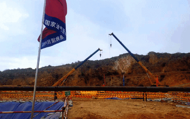 	在堰塞湖险情处置项目，高速橡胶履带推土机高速突进，配合100D模块化步履挖投送以及十余台徐工挖机开展大规模集群式土方作业，及时开挖泻流槽。