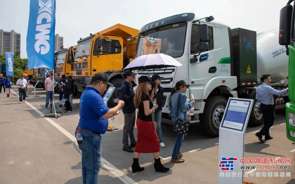 	徐工汽车依托徐工集团全球资源，正以创新突破、智见未来之势，推动八大产业平台、四大动力类型闭环式发展，涵盖新能源、非公路、燃油、轻卡等核心品系百余款产品。在整车轻量化、智能网联、无人驾驶、新能源核心技术等领域持续突破创新，成为行业专业技术领域领先、产品齐全度领先的成套化运输解决方案的提供者。