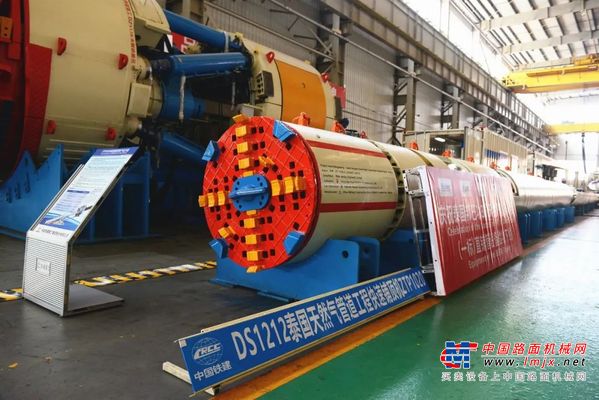 国产最小直径快速铺顶机在铁建重工下线