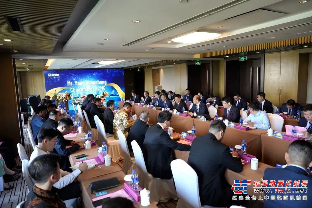 	➬在新能源展区，10大类近30款徐工新能源产品巍然列队，展现高智能化、节能经济、低碳环保的创新成果；