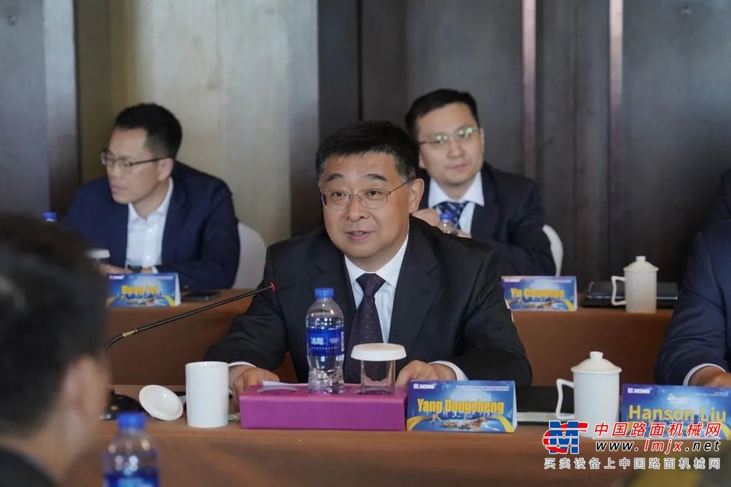 	➬在矿山机械展区，“大块头也有大智慧”，钢铁巨擘成为人气之王，令客户震撼之余迅速形成抢单热潮；