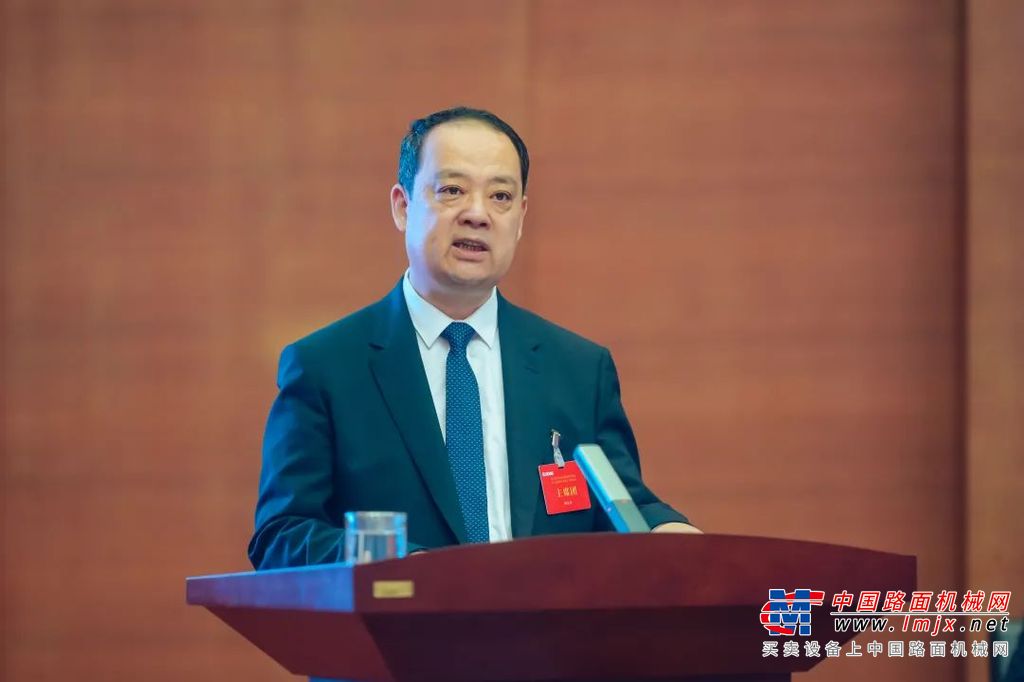 徐工集团总经理、党委副书记孙雷主持徐工集团工会第六届、徐工机械工会第六届会员代表大会，并致开幕词；徐工机械总裁、党委副书记陆川主持徐工集团第七届、徐工机械第六届第一次职工代表大会，并致闭幕词。