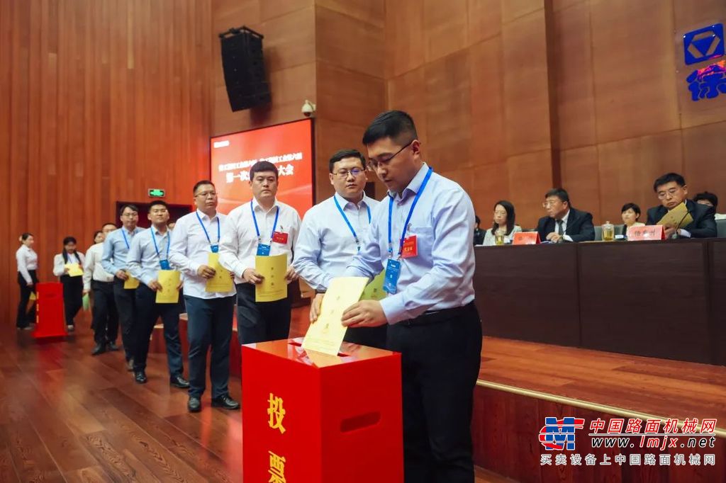 	徐州市总工会主席束志明同志应邀出席会议并讲话，市总工会组织部部长满忠考同志出席会议。