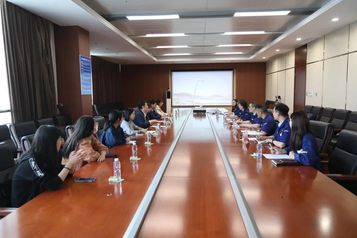 徐工消防与南京大学外国语学院举行就业实习基地授牌仪式及合作研讨会