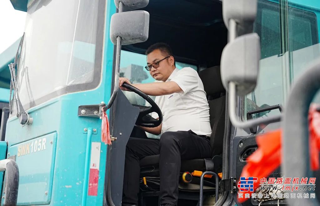 5月26日，山河智能旗下子公司山河巨鼎与本溪钢联、中石油天然气辽宁分公司举行座谈，现场推介了LNG矿用（宽体）自卸车SWK105R。