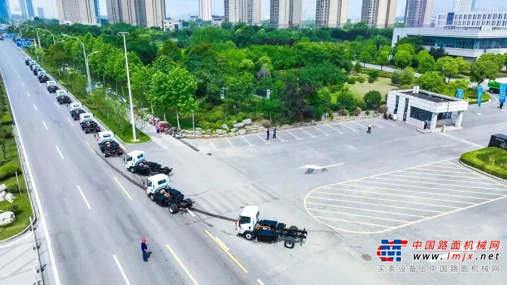 	战鼓催征，鸣笛起航。6月1日上午9时58分，在江苏徐州徐工汽车高端智能制造基地，伴随着徐工集团副总经理、徐工汽车总经理、党委书记夏泳泳“我宣布，徐工汉驰50台纯电动五小工程车发车”的号令，徐工汉驰50台纯电动五小工程车组成的车队吹响出征的号角，在彩烟纷飞的伴随下驶出基地，它们将会在古老的北京城绿色高质量发展之路上留下徐工崭新的车辙。