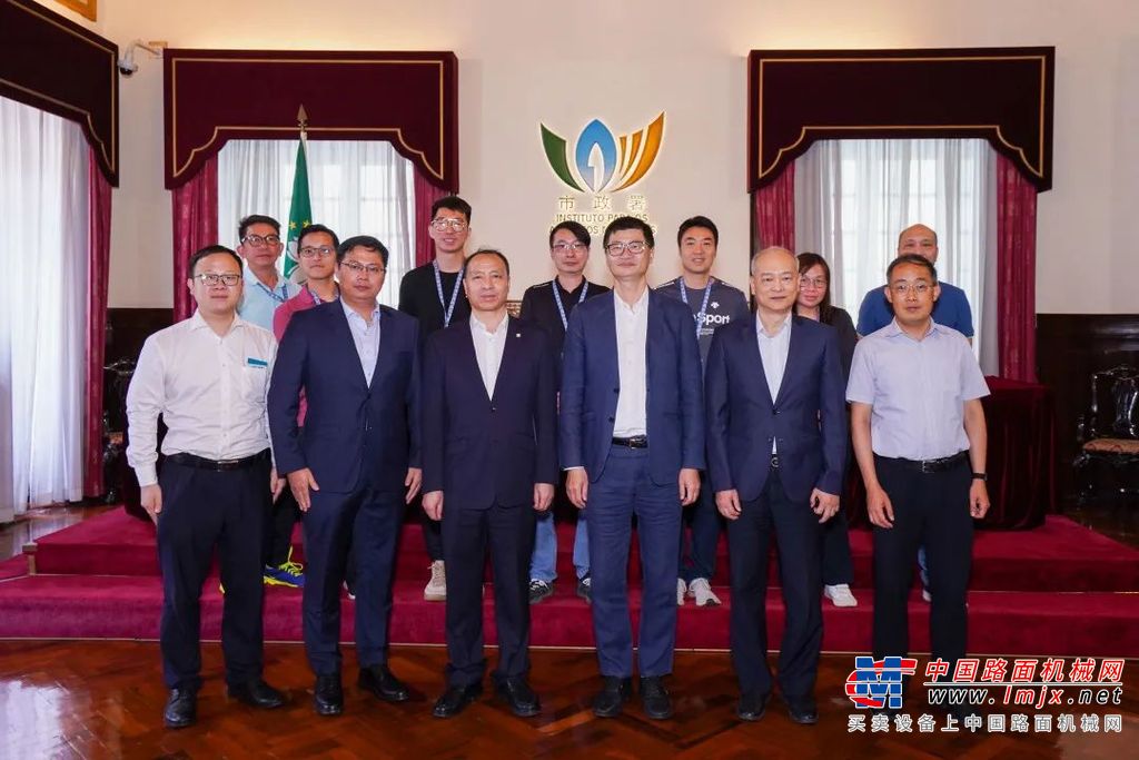 	作为连续三年全球工程机械行业前三强、中国工业碳达峰“领跑者”优秀企业，徐工携旗下新款电动挖掘机XE27U-E和双钢轮压路机XD120S精彩亮相，吸引众多参展客商洽谈咨询。