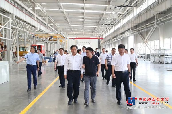 济南市委常委、副市长王宏志到临工重机开展主题教育调研和讲党课活动