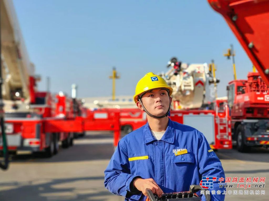 每天细致排查车辆的整体外观、各个结构件、管路、线路等是否正常、有无损坏，检查发动机冷却液、机油是否缺少，有力保障了演习演练期间车辆正常工作。