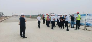 “交筑·美好生活”|路面工程分公司207国道改建项目水稳路面基层试验段顺利摊铺