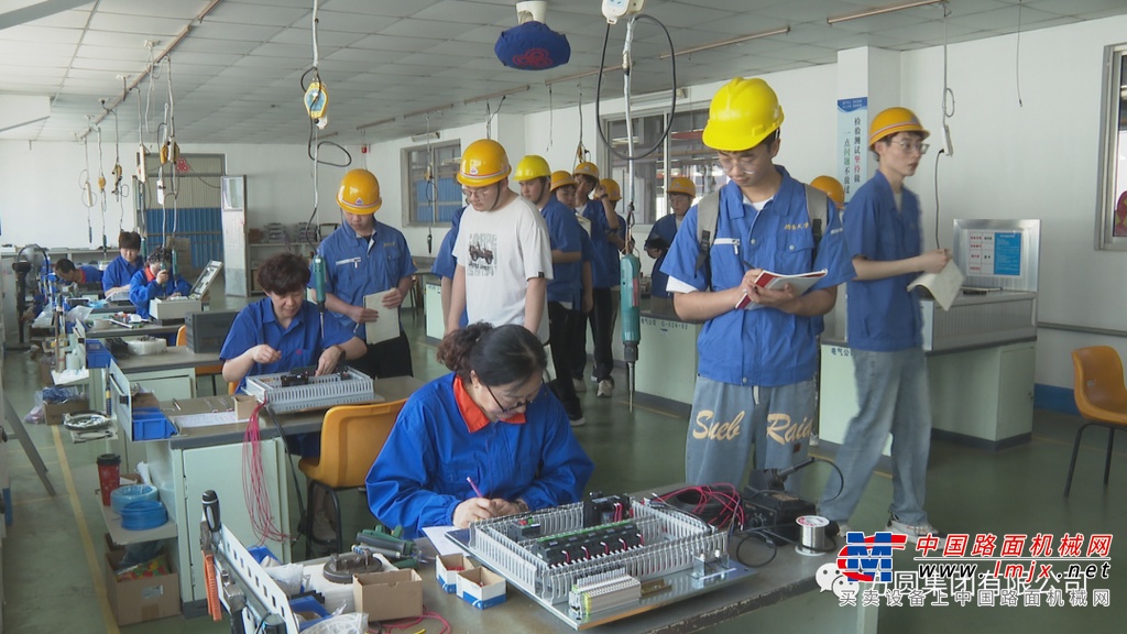随后，各位学子来到方圆集团建设机械二厂、成套设备有限公司和电气有限公司等单位进行实习。