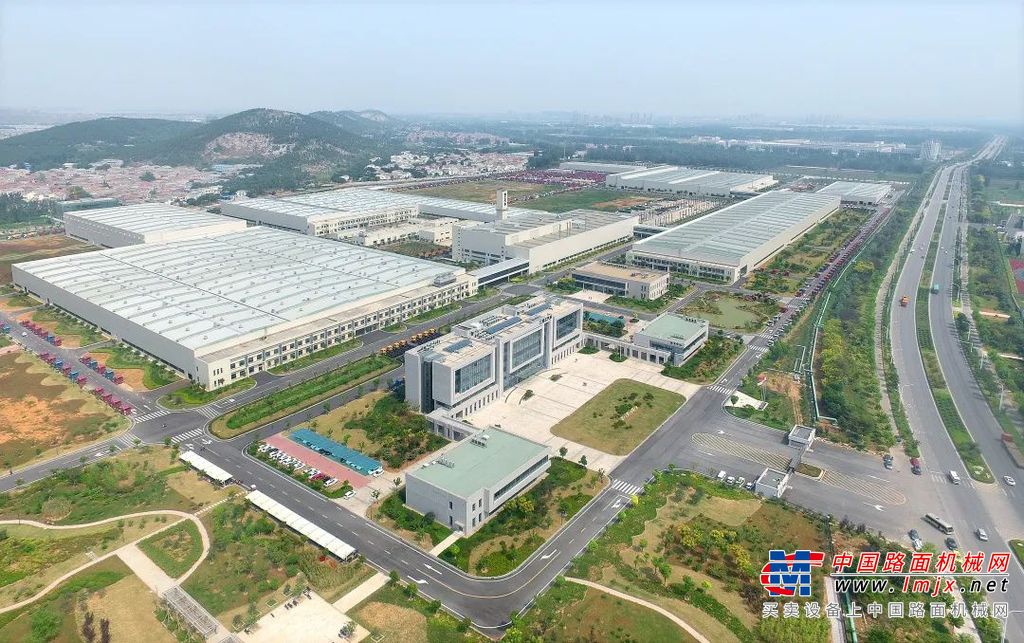 杨东升详细汇报了徐工坚持产业“五化”转型升级，大力推进“智改数转”，在科技创新、绿色化产业转型、国际化市场布局及成套化服务等方面取得的高质量成果，并介绍了徐工集团内部一体化产品专用底盘的应用情况。