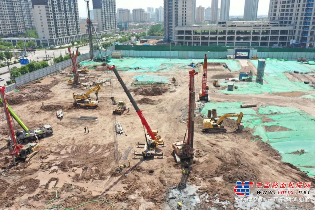 	进入施工场地后，可以看到场内立了三台旋挖钻机，每台旋挖钻机旁边都有一台汽车起重机配合下放和安装钢筋笼，这台STC250E-1就是其中之一。