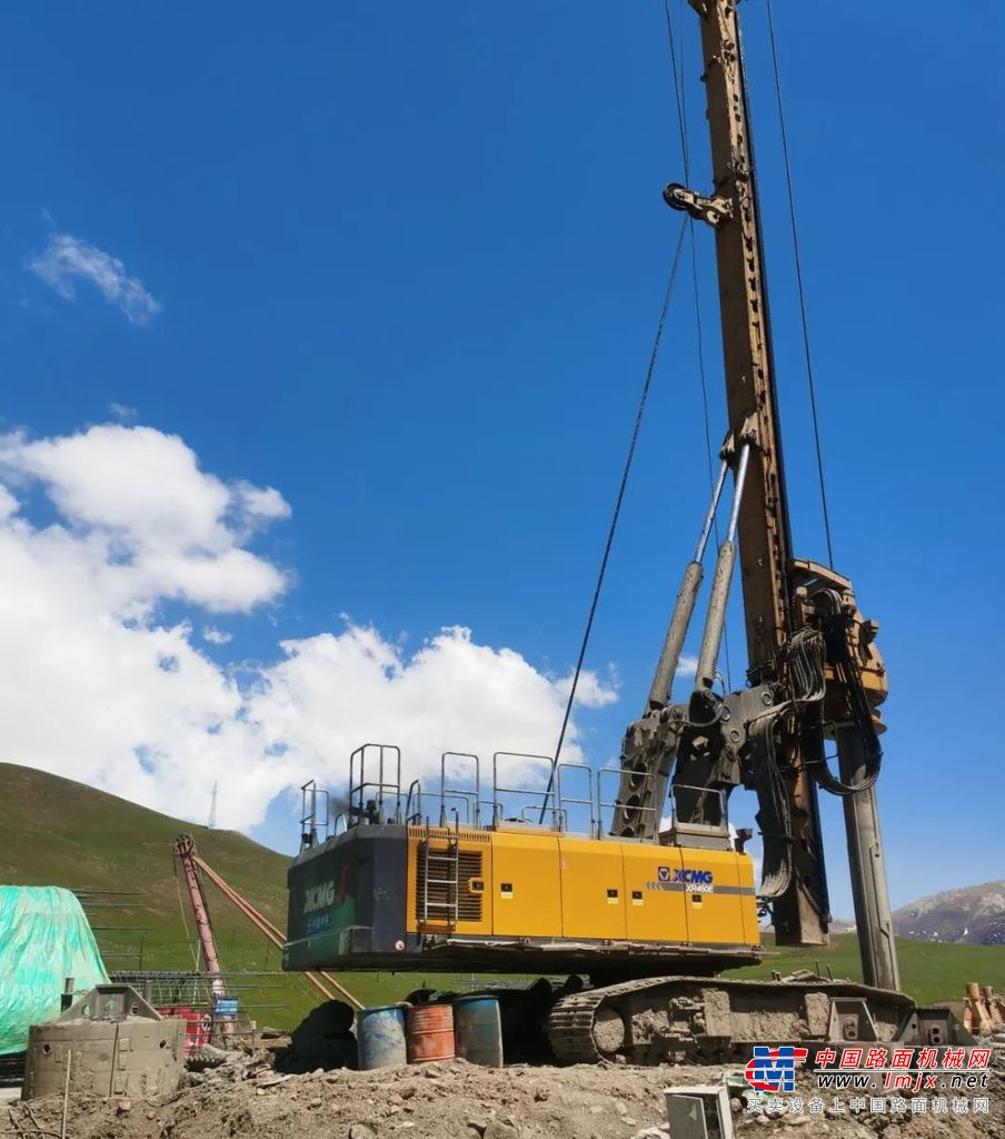 	那巴公路工地桩径要求2米，深度约30米， 2米左右入岩，岩石硬度80-120Mpa，岩石强度相当于一辆长达1.6千米的重载列车重压在1平方米的面积上，硬度可想而知。