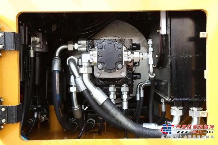 本次入选《低噪声施工设备指导名录（第一批）》的三一SPR300C-10H轮胎压路机，是C10系列轮胎压路机的扛鼎之作，通过对设备各系统的优化配比和设计，极大程度上降低了压路机运行时各系统产生的噪音强度，如压路机减震机构优化、动力系统布置优化、风扇优化以及液控系统的匹配优化，在降低噪声污染的同时有效提升压实效率。