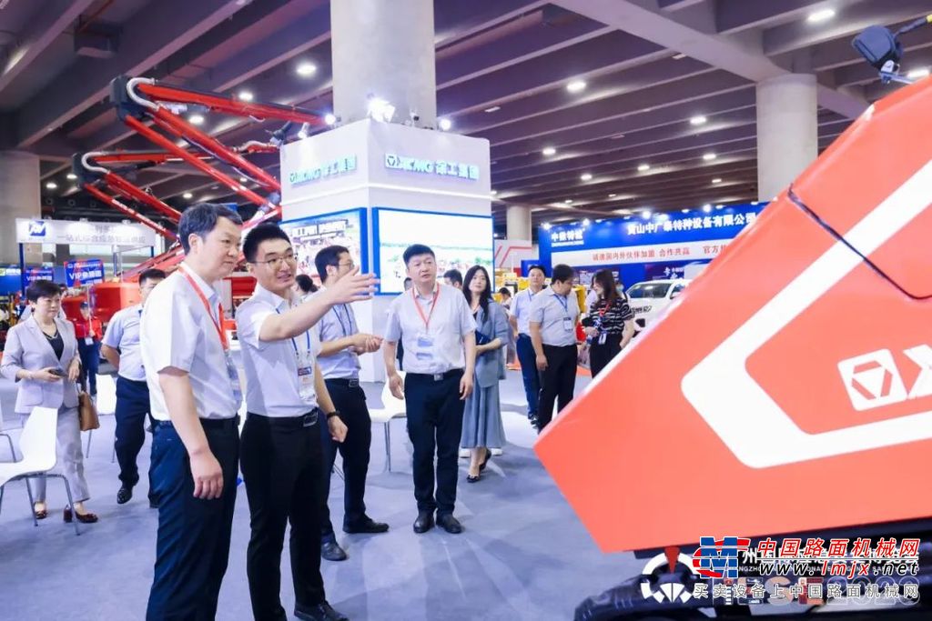 安全应急产业是国家统筹发展与安全、建立中国特色大国应急体系、建设更高水平的平安中国的重要支撑。多年来，徐工持续加大专业类应急救援装备领域的研发投入，研制出一系列成套化+智能化的应急救援产品，得到市场的高度认可。