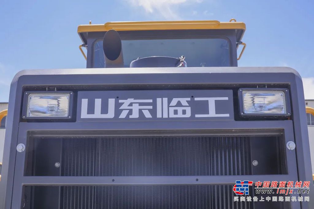 	今天给大家介绍的是山东临工3吨国四装载机的拳头产品——L933H。装载小快灵，皮实高效率，舒适还省油。这款L933H装载机绝对是中小吨级装载作业的施工利器！