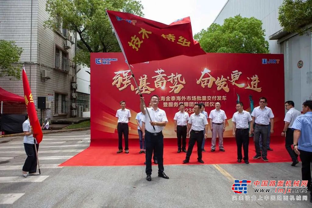 1，坚定继续利用现有经销商、柳工国际推进海外高端渠道的开发，继续加大海外产品的研发，为实现海外营销增长促公司健康发展；