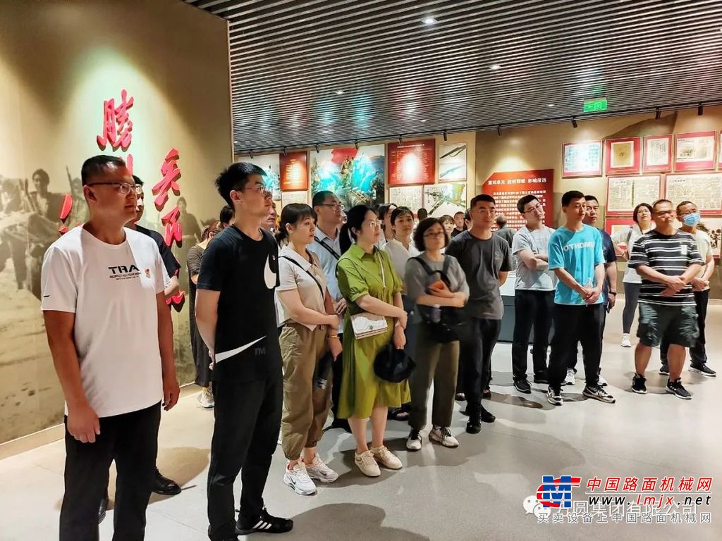 在孟良崮战役纪念馆，参观者怀着崇敬的心情听取讲解员对孟良崮战役的详细介绍，参观了战役中所用实物及纪念图片。馆内展示了当年战斗中的珍贵照片、物品，还运用声、光、电和3D立体环幕影院再现当年的战斗场景，一件件珍贵的历史文物、一幅幅记录峥嵘岁月的图片、一桩桩感人至深的英雄往事，生动展现了革命先烈为了新中国诞生而抛头颅、洒热血的坦荡情怀和崇高精神。