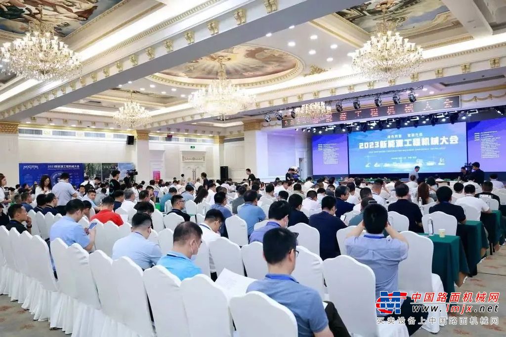 	宫立强在致辞中介绍，天工院在2016年开始涉足工程机械电动化技术研究，近年来在电动工程机械控制策略研究、关键部件研制、标准研究制定等方面已取得多项突破。未来，天工院将进一步增进与行业企业的交流合作，为工程机械行业高质量发展做出新的贡献。
