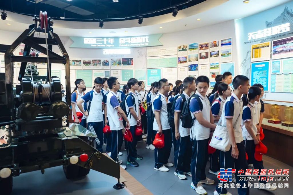 潘华为徐工７位工匠大师和技术专家授予工业研学专家讲师聘书