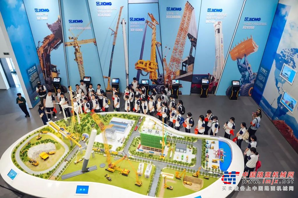 	首发仪式上，徐工集团“大思政课”实践教学基地正式揭牌，2023“走进徐工”工业研学游活动专家讲师正式“受聘上岗”，助力研学活动更好地发挥实践教学功能。