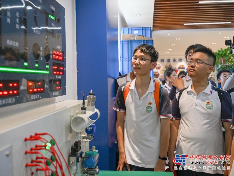 链接全球的徐工汉云工业物联网、精美大气的工程机械模型、灵活自如的工业机器人......让学生们为之震撼、乐在其中。