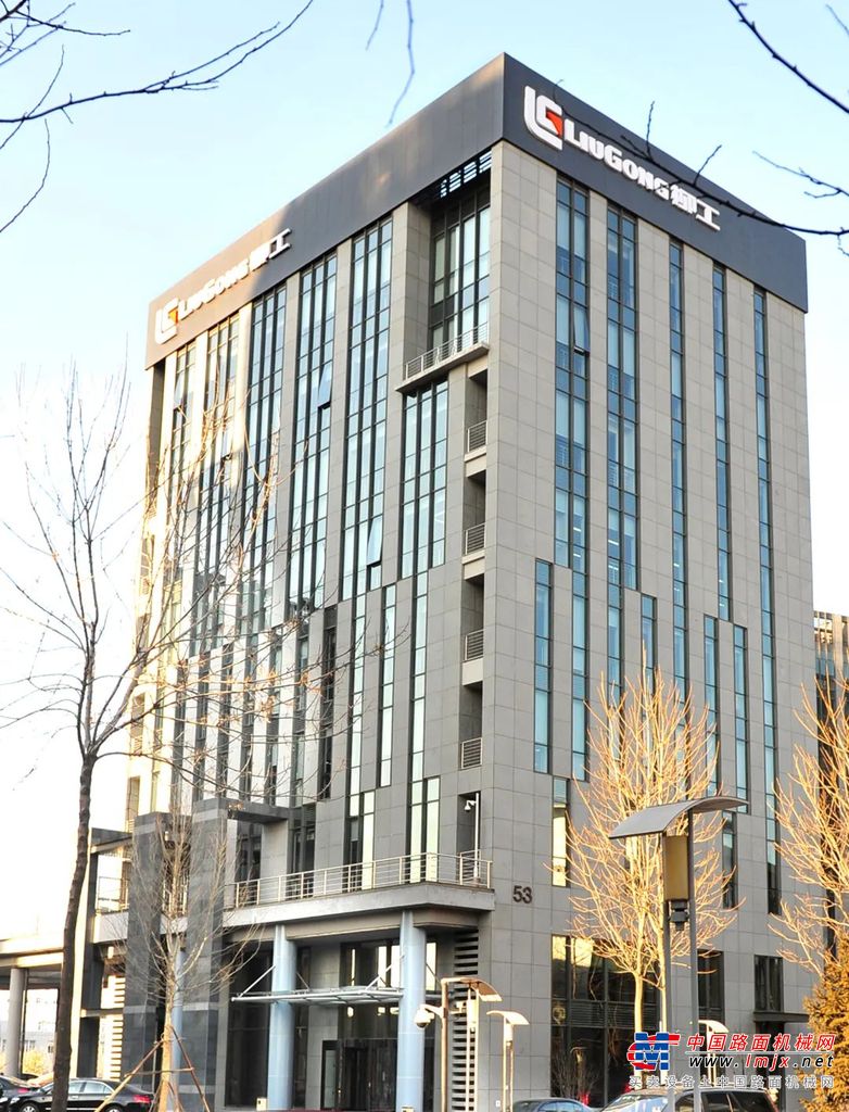 而随着柳工新设备、新技术大量投入使用，服务培训工作同样重要。为此，柳工搭建了实用性强、操作简便的国际+国内两套培训系统。截止目前，培训系统拥有用户16025名，完成TTT认证培训师189位。利用新体系、新模式、新方法，柳工售后全球服务培训中心持续为全球客户输出专业的服务团队。未来，柳工将依托能力地图，打通培训结果与实际工作应用壁垒，使员工实现学以致用，高效应用，为全球客户提供高质量服务。