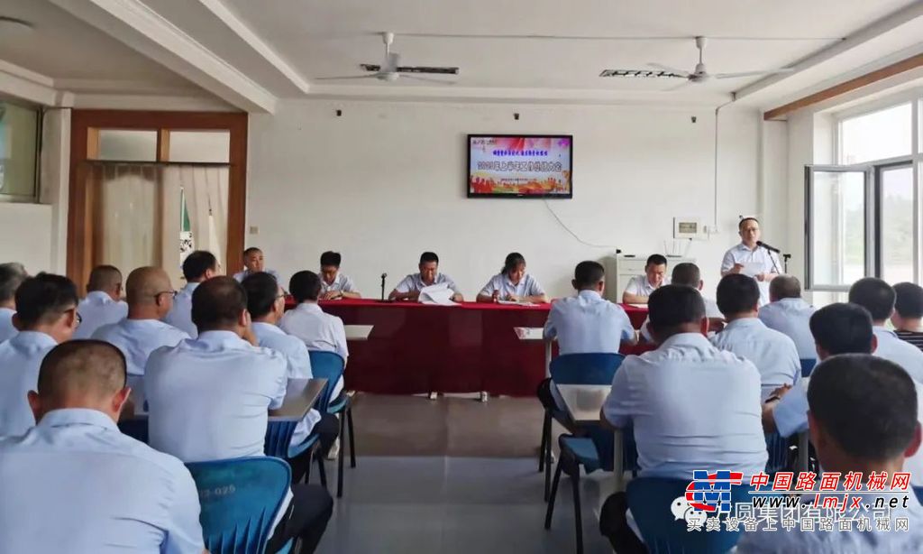 集团各单位在各自的会场组织职工召开半年工作总结会议。根据各自的实际情况对各项工作进行了客观、详细地总结。要求全体员工严肃认真分析自我，查找工作中存在的问题，正视和克服前进中的困难，认真负责，扎实工作。