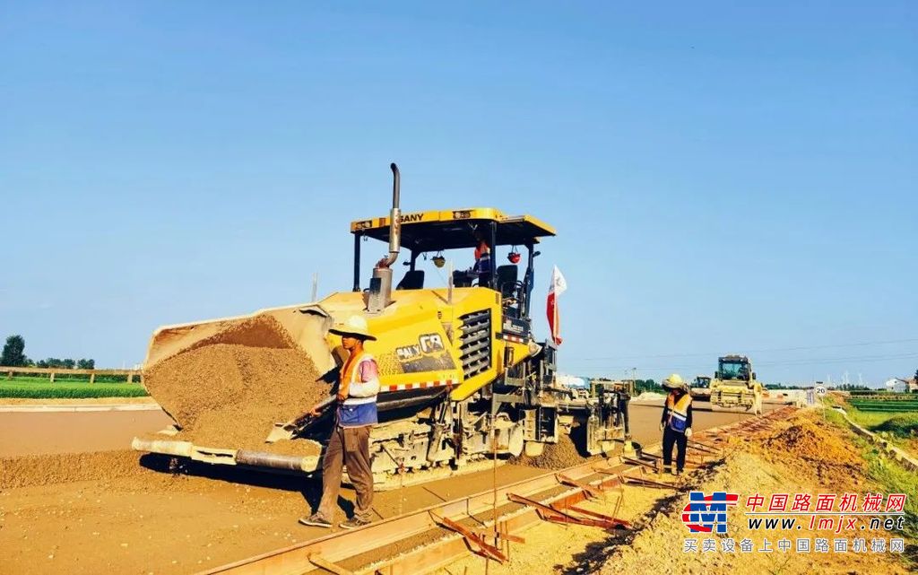 为了确保10.1建成通车，完成献礼祖国的目标，项目将原本275个日历天的工期压缩至194天完成，项目部员工们不畏酷暑赶进度，努力奋斗在施工一线。