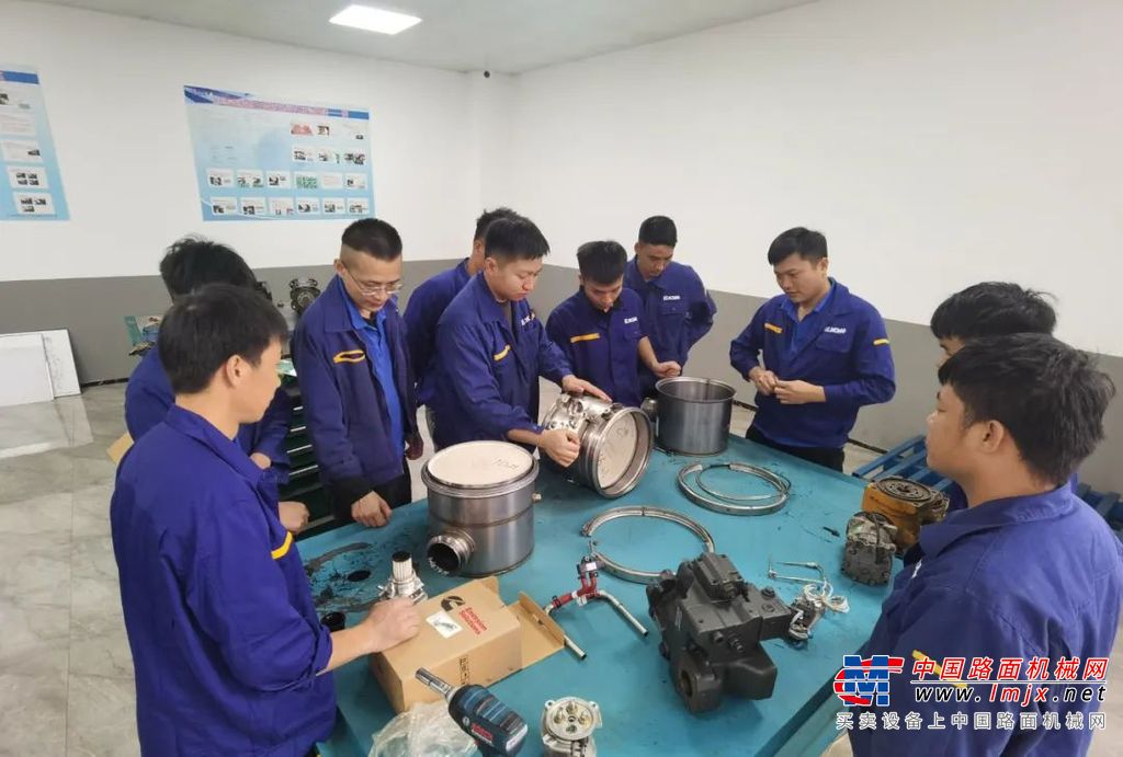 在韦庆宝看来，具备领先过硬的技术实力是一名合格首席服务专家的应有之义，而在技术之上，能够有不怕苦不怕累的精神，坚持全心全意服务每一位客户更是关键。