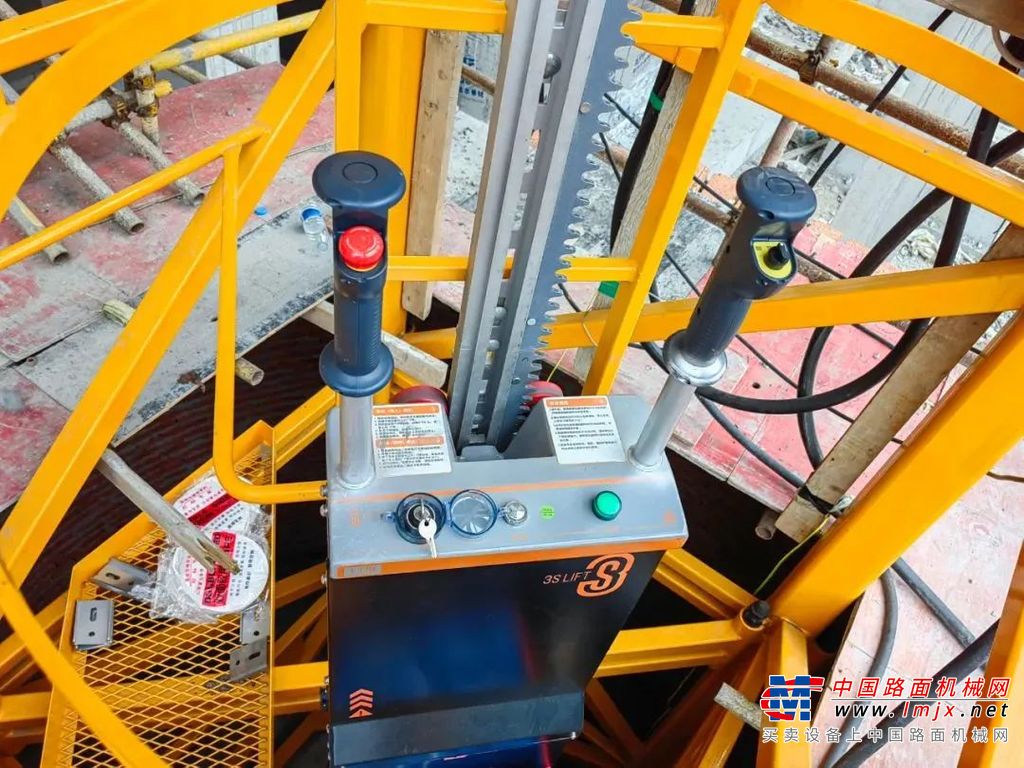 “这个工地是回迁安置房项目。分为AB两标段，我操作的塔机是B标段项目，整个项目使用三一塔机7台，有6台是新塔。我们公司当时在三一塔机新品发布会上，抽奖中了一套智能攀爬装置。正好，这里在打造智慧示范工地标杆，就把这套攀爬装置投入使用了。”阜阳振刚建筑机械工程有限公司的塔吊司机高超说道。