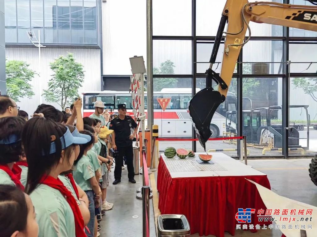 三一重机金牌操作手张小成为小朋友耐心讲解了挖机的诞生、发展历程等内容。小朋友们了解到了三一挖机的工作场景和技术原理，并通过问答互动积分，评出金奖银奖，趣味满满。