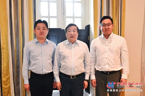 谭旭光与马来西亚、印度尼西亚十多家经销商密集交流、拓展合作
