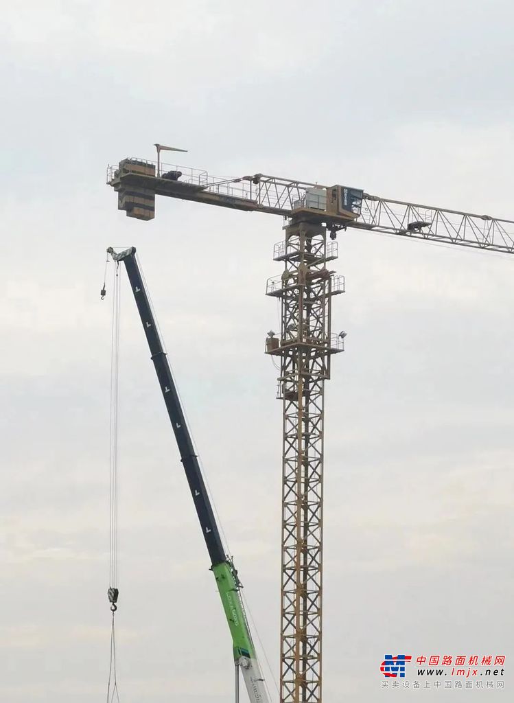 国家华北区域应急救援中心工程建设如火如荼，走进施工现场，机械设备轰鸣作响，工程车辆有序作业，其中最亮眼的无疑是福田雷萨FTC50X5汽车起重机，吊臂起落间展示了其强大的起吊能力，卓越的稳定性和可靠性。