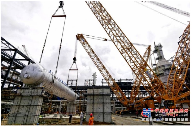 	2014年底，尼日利亚丹格特集团决定投资建设丹格特炼油厂，彻底解决这一困扰。当地自然环境恶劣，项目所在地拉各斯是濒海城市，温度高、湿度大、灰尘多，对工程机械设备的适应性和可靠性都提出了更高的要求。