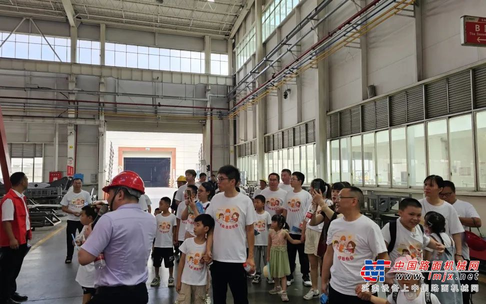 趁着暑假，三一基金会联合三一涟源产业园，开展“三一有我，感恩有你”暑期亲子研学活动，带领三一员工家庭前往涟源产业园和三一集团乡村振兴示范点————涟源茅塘镇道童村，向员工家庭展示三一工程机械文化、乡村非遗文化、乡村振兴的企业责任，增强家庭成员对三一人的职业认同感，促进家庭和谐，推动乡村共建。
