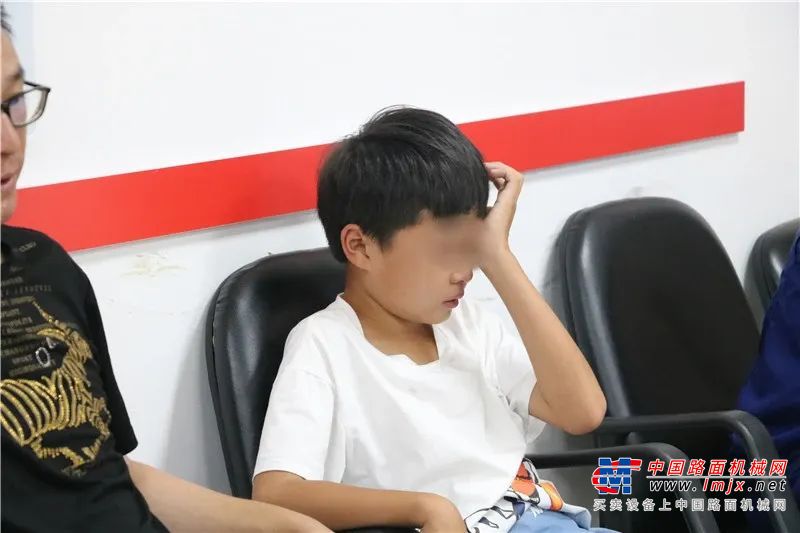 	为数控操作工张言柯、杨旭