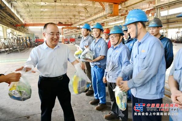 陕建机股份开展盛夏“送清凉”活动