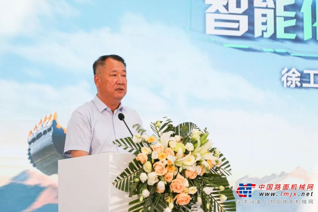 	近日，徐工成套智能化、无人化矿用设备联合作业观摩会在内蒙古包钢集团白云鄂博铁矿举行。包头市白云鄂博矿区区委书记武凯，包头市白云鄂博矿区人民代表大会常务委员会党组书记、主任张和生，包钢集团总经理助理、白云鄂博铁矿矿长、包钢矿业党委书记、董事长丁保书，徐工机械总裁、党委副书记陆川，副总裁孟文以及来自全国的150余家矿山及相关行业高端客户莅临现场观摩交流。