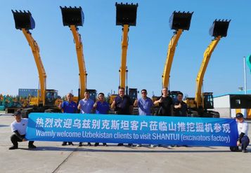 8月10日，乌兹别克斯坦客户莅临参观山推挖掘机工厂