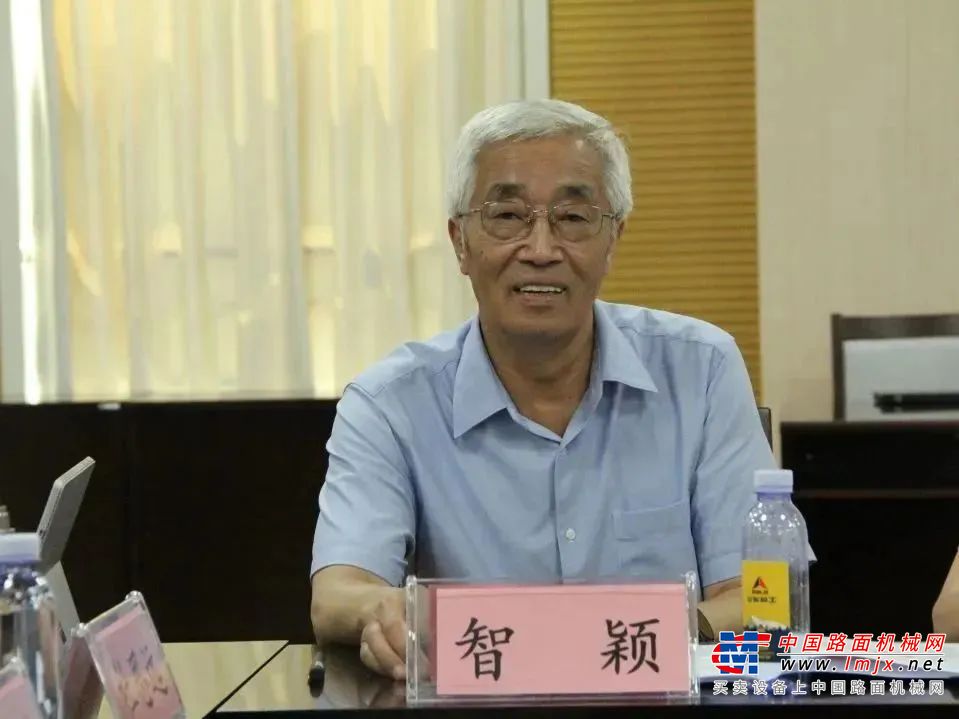 	林总在讲话中，首先感谢协会在山东临工组织召开本次团体标准审查会议，对各位领导、专家和行业同仁的到来表示热烈的欢迎。简要介绍了山东临工的发展历程，尤其在开展行业标准化工作中取得的优异成果，强调了标准化工作的重要意义，同时表示山东临工将继续和广大行业企业积极推进工程机械行业的标准制定和实施，更好地服务于行业的标准化建设，为推动行业发展贡献力量。