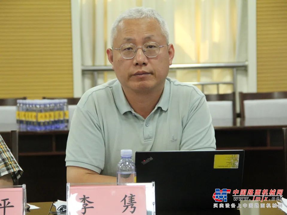 	宋金云主任讲话中强调了标准化在推进我国工程机械高质量发展中发挥的基础性、引领性作用，简要介绍了国家近几年出台的与团体标准相关的标准化政策，以及协会近年来开展团体标准的基本情况和取得的一些成果。强调了开展《液压挖掘机维修工时定额》团体标准制定的重要性，希望行业相关方广泛参与，共同规范工程机械的后市场行为，提升行业的整体维修技术水平。