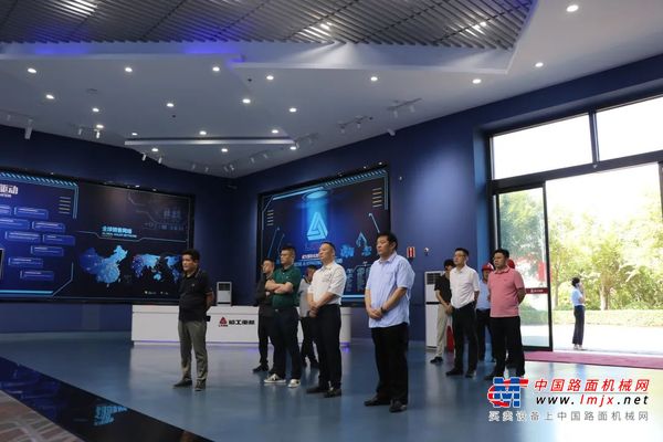临工重机与新疆鸣阳矿业建设集团战略合作签约
