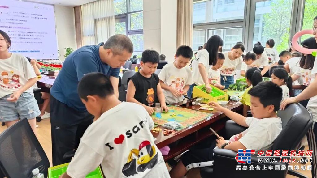 	抓住盛夏的尾巴，三一临港行政组联合三一基金会开展“相约三一，挖掘快乐”家庭探访活动，带领员工家属参观园区，深化对三一文化的了解，搭建公司与员工家属沟通的桥梁，提升三一家庭对企业的认同感，增强三一人的幸福感与归属感，感受团结友爱的氛围和工程机械的魅力。