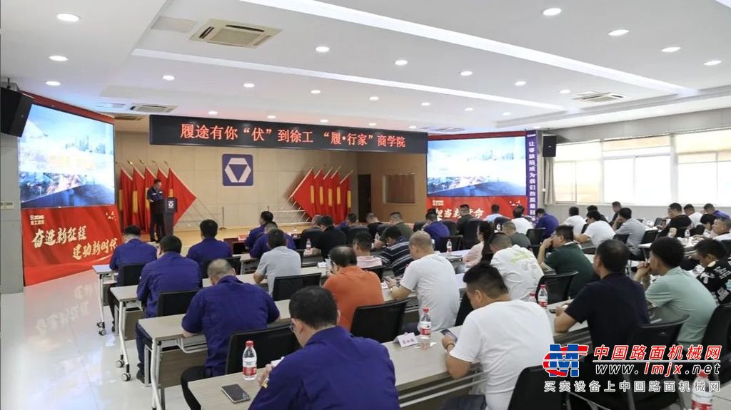 在车辆调试厂区，技术人员结合产品实际应用案例，为客户深度介绍了不同施工场景所适用的最新产品机型。