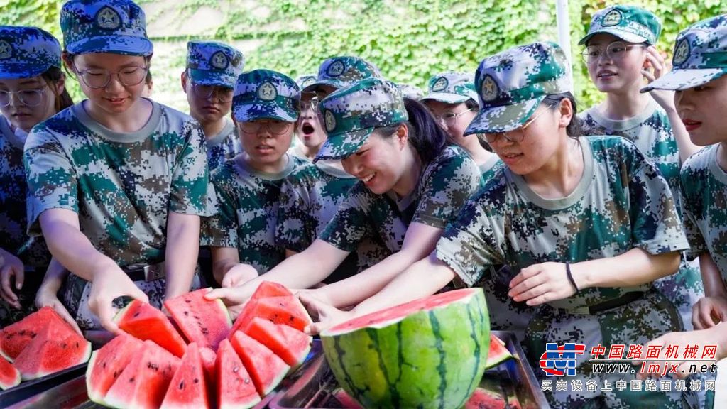 挺拔的肩背整齐的步伐