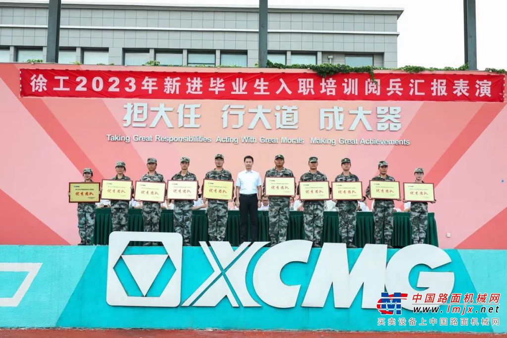 	铿锵步履 青春飞扬
