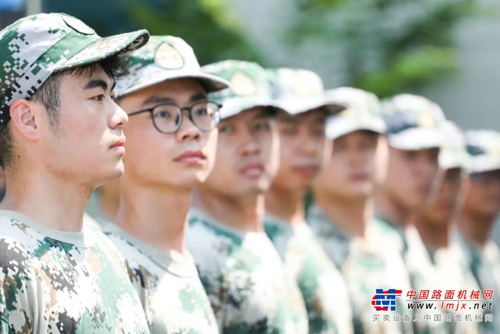 	8月16日，徐工2023年新进毕业生入职培训阅兵汇报演出在徐工技师学院拉开帷幕。徐工集团党委副书记、工会主席甄文庆，徐工集团副总经理于爱军，徐工机械党委副书记、工会主席李格，各单位专职党委（副）书记，团委负责人等出席活动。